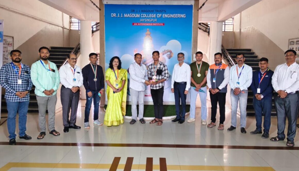 शिवाजी विद्यापीठ, कोल्हापूर अंतर विभागीय स्पर्धांमध्ये आमच्या महाविद्यालयाने दमदार कामगिरी केली. भालाफेकमध्ये ओंकार किल्लेदारने सुवर्णपदक जिंकले, तर वेटलिफ्टिंगमध्ये 60 किलो गटात विनित चोपडेने द्वितीय क्रमांक आणि 70 किलो गटात अभिषेक भोसलेने तृतीय क्रमांक मिळवला. तिन्ही विजेत्यांचे अभिनंदन.