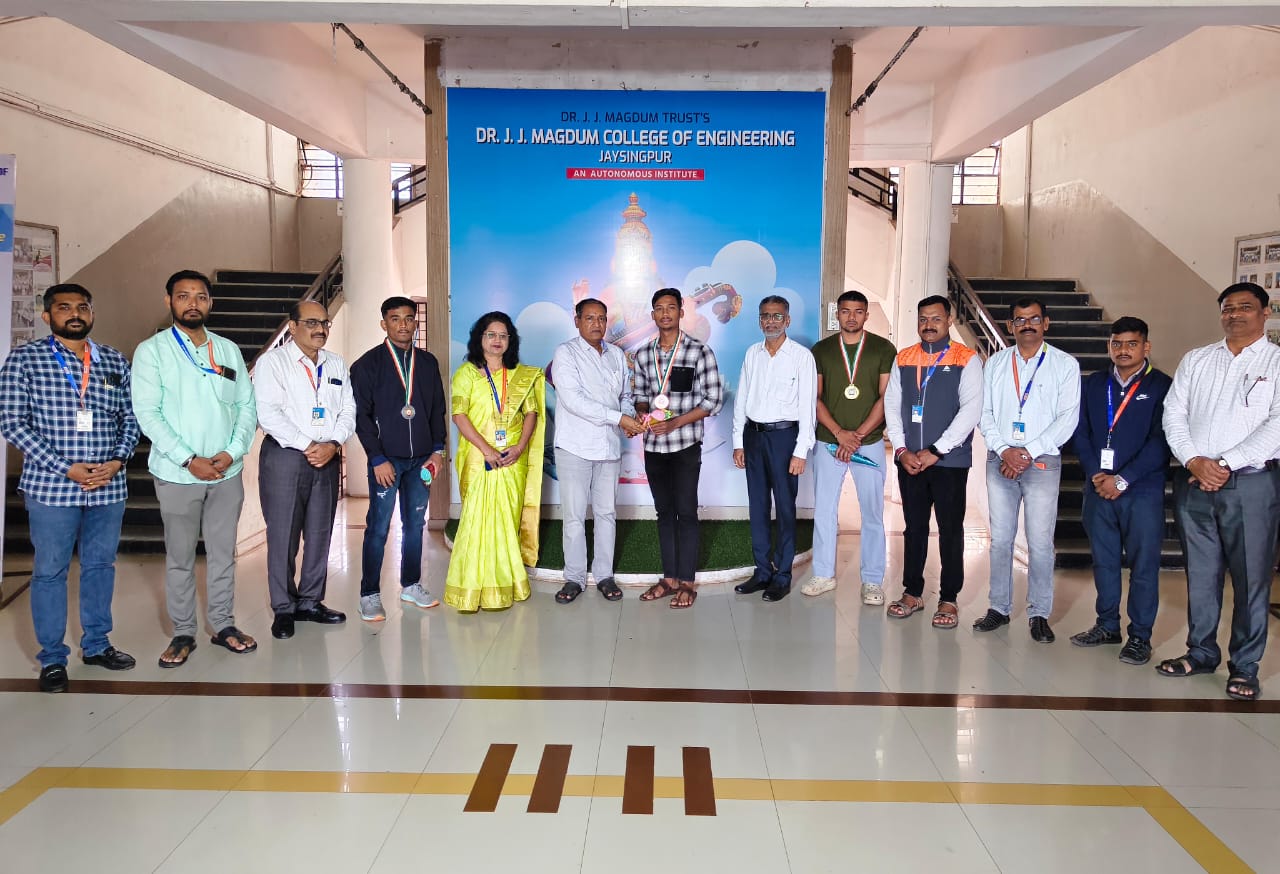 शिवाजी विद्यापीठ, कोल्हापूर अंतर विभागीय स्पर्धांमध्ये आमच्या महाविद्यालयाने दमदार कामगिरी केली. भालाफेकमध्ये ओंकार किल्लेदारने सुवर्णपदक जिंकले, तर वेटलिफ्टिंगमध्ये 60 किलो गटात विनित चोपडेने द्वितीय क्रमांक आणि 70 किलो गटात अभिषेक भोसलेने तृतीय क्रमांक मिळवला. तिन्ही विजेत्यांचे अभिनंदन.