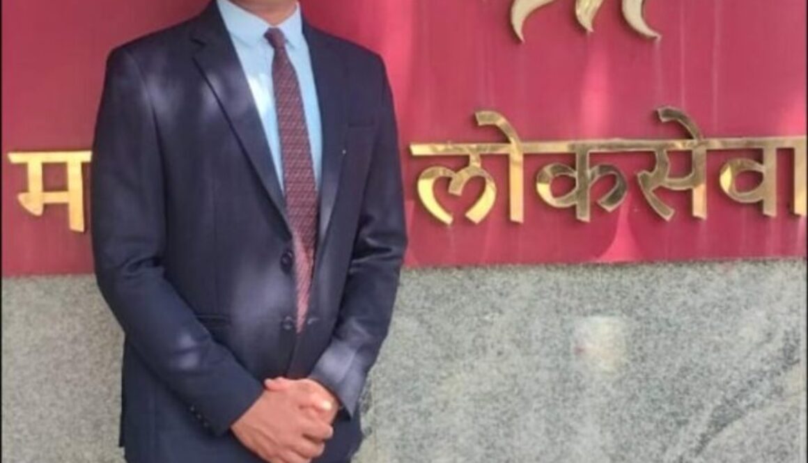 डॉ. जे. जे. मगदूम कॉलेजचे विद्यार्थी मा. श्री वैभव दादासो (सुभाष) मगदूम यांनी महाराष्ट्र लोकसेवा आयोगामार्फत (MPSC) घेण्यात आलेल्या राज्यसेवा परीक्षेत घवघवीत यश संपादन केले आहे. या परीक्षेत त्यांनी यश मिळवत असिस्टंट सेल्स टॅक्स कमिशनर (क्लास–1) या प्रतिष्ठित पदावर नियुक्ती मिळवली आहे