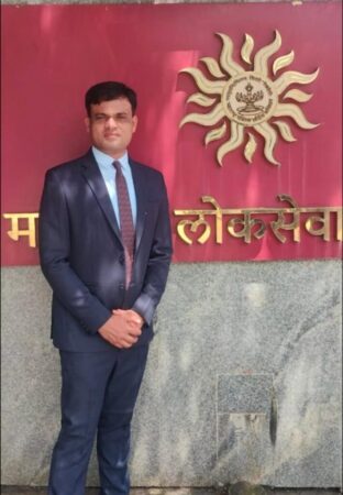 डॉ. जे. जे. मगदूम कॉलेजचे विद्यार्थी मा. श्री वैभव दादासो (सुभाष) मगदूम यांनी महाराष्ट्र लोकसेवा आयोगामार्फत (MPSC) घेण्यात आलेल्या राज्यसेवा परीक्षेत घवघवीत यश संपादन केले आहे. या परीक्षेत त्यांनी यश मिळवत असिस्टंट सेल्स टॅक्स कमिशनर (क्लास–1) या प्रतिष्ठित पदावर नियुक्ती मिळवली आहे